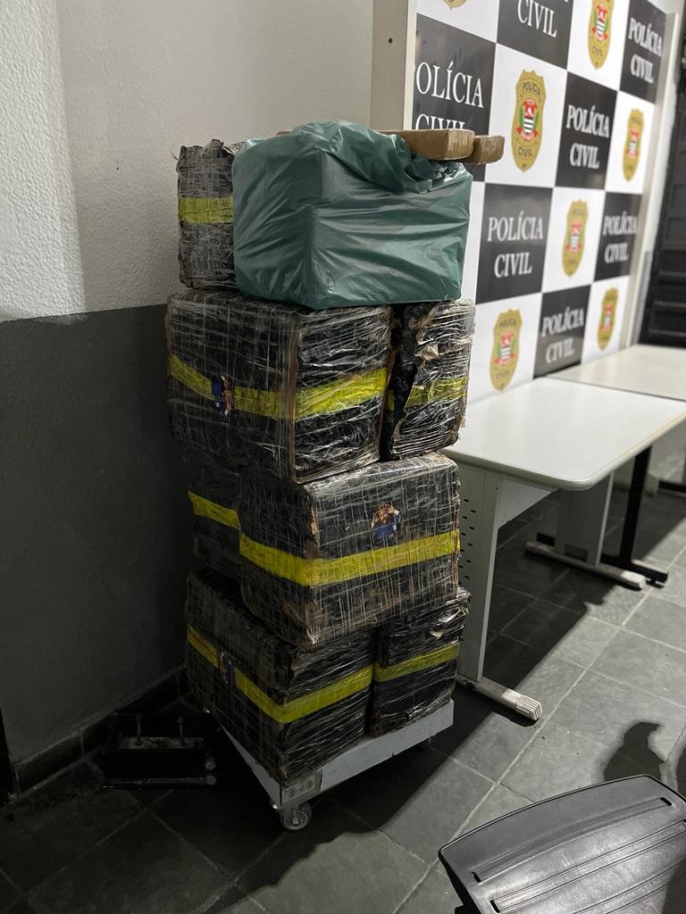 Responsável por transporte de drogas comercializadas em Guarujá são presos