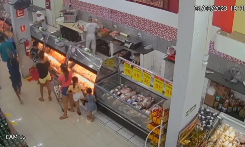 VÍDEO - Atirador mata homem em mercado na frente de clientes