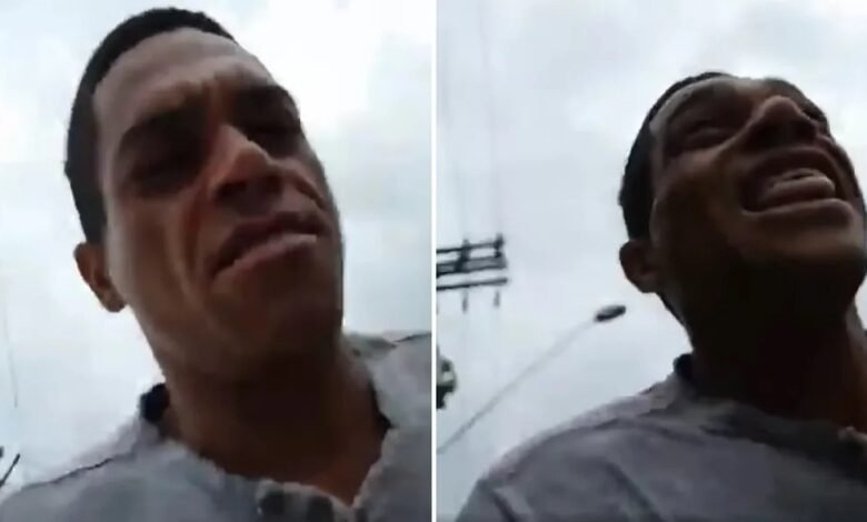 VÍDEO - Idoso tem celular roubado durante live e bandido se filma