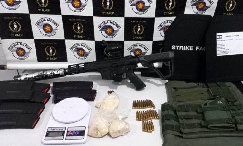 VÍDEO - Arsenal com metralhadora e drogas são apreendidas no Guarujá