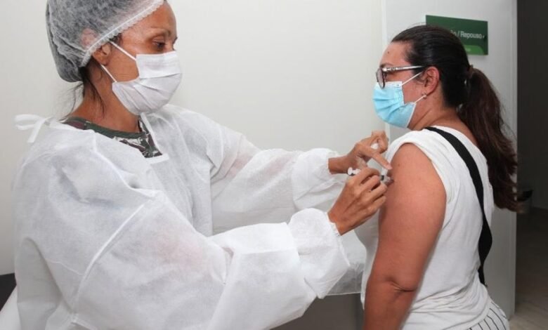 Covid: Santos aplica vacinação bivalente aos profissionais da saúde com mais de 40 anos