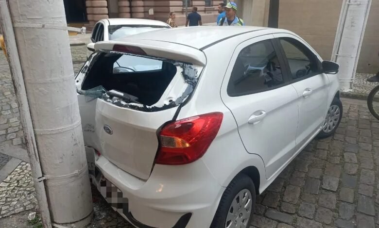 Carro bate em poste após motorista perder o controle em Santos