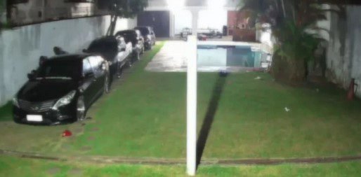 Bandidos armados rendem 12 pessoas dentro de uma casa no Guarujá