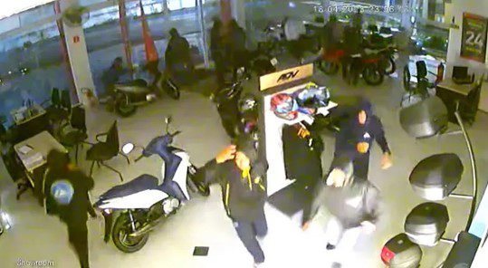 Polícia apreende quatro adolescentes acusados de furtarem loja de motos em Caraguatatuba
