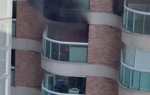 Flat de prédio pega fogo em Santos