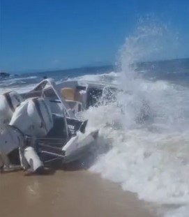 Lancha com pai e filho trinca no mar e causa pânico em Guarujá