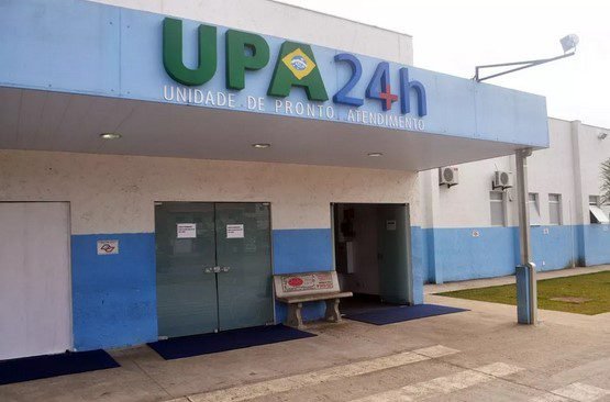 Mulher tira a roupa e ameaça funcionários da UPA de Peruíbe, chamando de 'anões de jardim'