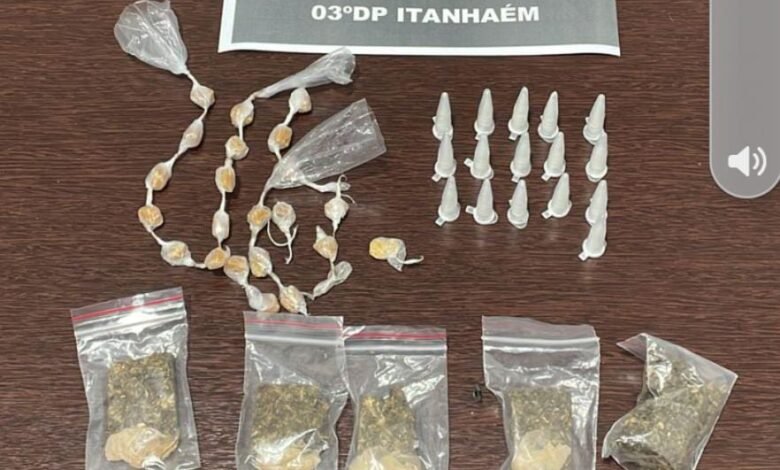 Um homem que comercializava drogas em Itanhaém foi preso por policiais do 3° Distrito Policial na tarde desta última sexta-feira (28). De acordo com as informações, o caso aconteceu no bairro Suarão nas proximidades na Rua Padro Teodoro, onde as equipes realizavam diligências. Ainda de acordo com as informações, a investigação obteve a dica de que eram comercializadas drogas em um bar no local. Sendo assim, chegando ao local os policiais já notaram a movimentação do comércio ilegal de drogas e o homem foi abordado. Com ele foi encontrada uma sacola plástica contendo 22 pedras de crack, 16 porções de cocaína e 5 porções de maconha, além de R$ 20,00. Ele foi preso e conduzido à unidade policial para elaboração dos procedimentos de Polícia Judiciária. Leia mais
