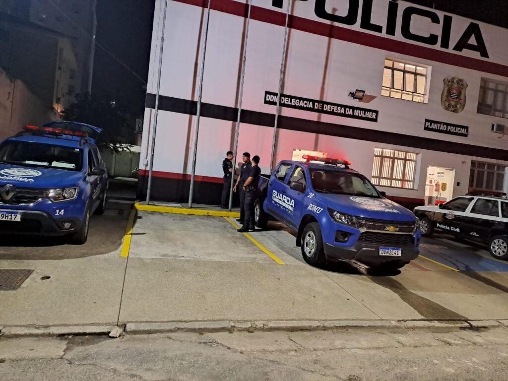 Guardas municipais apreendem quatro menores por furtos e detêm um homem por tráfico na orla de Santos