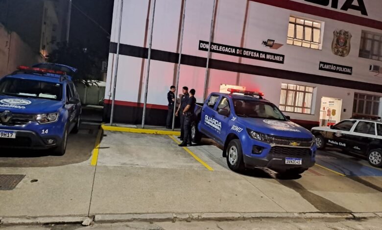 Guardas municipais apreendem quatro menores por furtos e detêm um homem por tráfico na orla de Santos