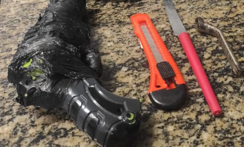 Homem com simulacro de arma de fogo é preso