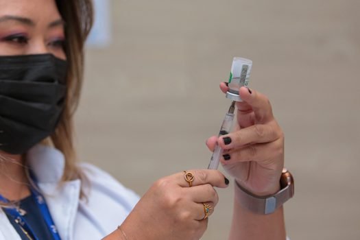 Vacinação contra a gripe é aplicada para todos com mais de seis meses em Praia Grande