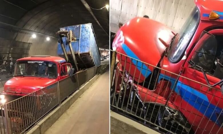 Caminhão bate em mureta e interdita túnel em Guarujá