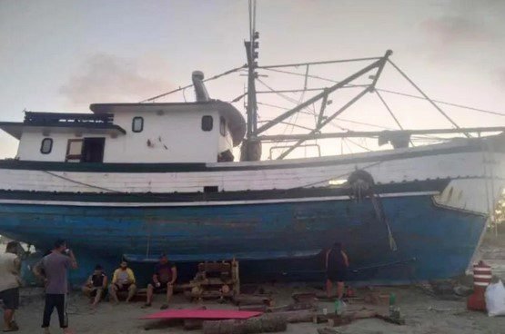 Barco encalhado em Ilha Comprida é retirado da praia