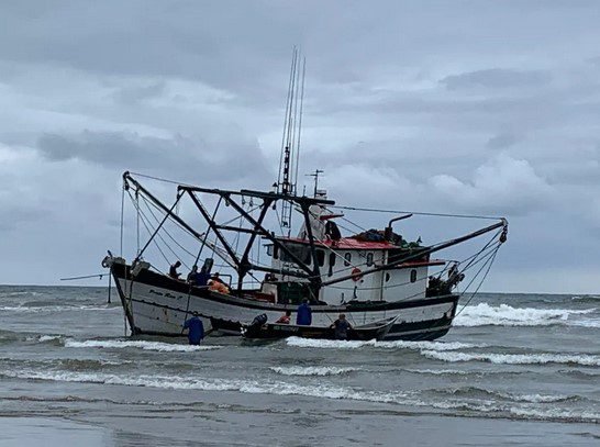 Barco encalha em Ilha Comprida e quatro pessoas são salvas
