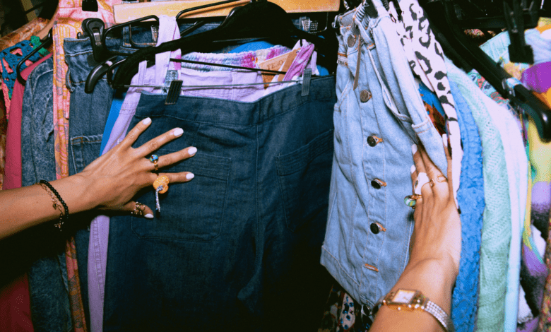 Brechós e bazares: uma comparação entre as opções de compra de roupas usadas