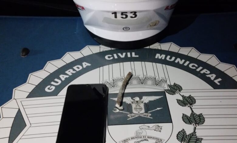 GCM de Santos prende quatro em ocorrências de furto de celular e de fiação elétrica em escola