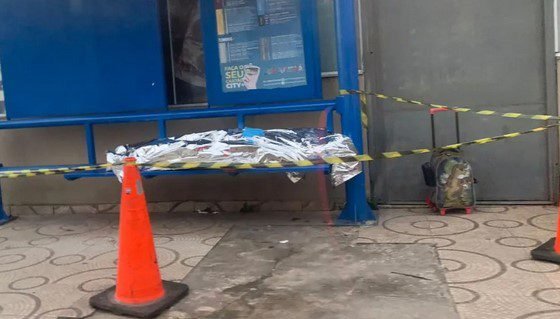 Corpo de homem em posição estranha é achado em ponto de ônibus no Litoral