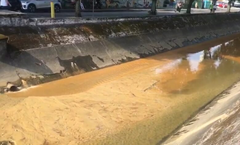 VÍDEO - Vazamento de água chama atenção em canal de Santos