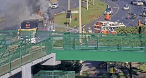 Vídeo - Ônibus com time de futebol feminino pega fogo