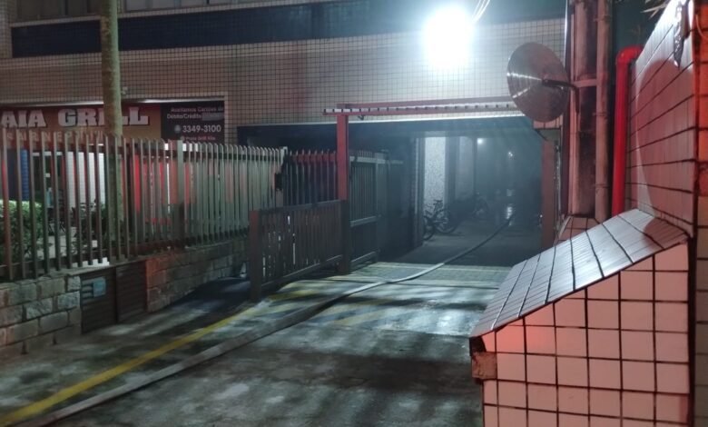 VÍDEOS - Loja de confecção instalada dentro de prédio em Santos sofre incêndio