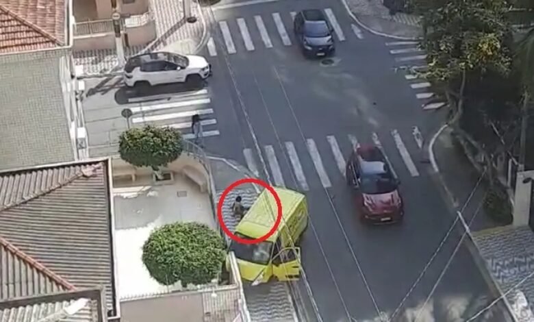 Veículos colidem em cruzamento na cidade de Praia Grande