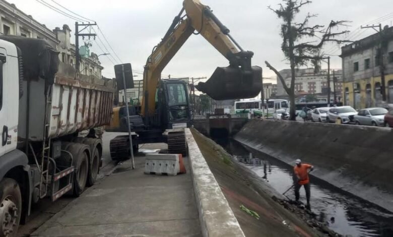 Cerca de 20 toneladas de lixo são removidas de canal de Santos
