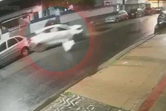 Bandido rouba carro e provoca acidentes em cidades da Baixada Santista
