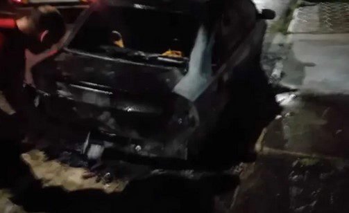 Homem provoca incêndio em carro de moradora em Caraguatatuba