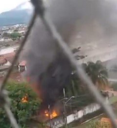 Bandidos furtam casa no Litoral e ateiam fogo