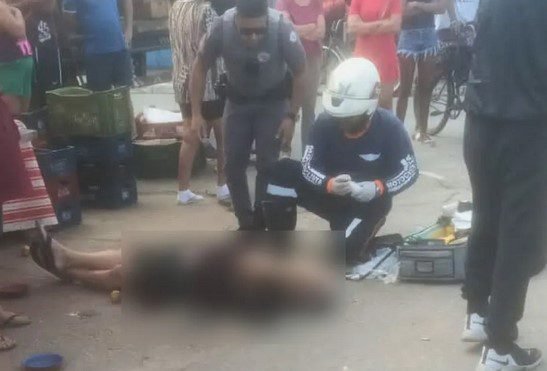 Policial aposentado morre baleado no meio de feira livre no Guarujá