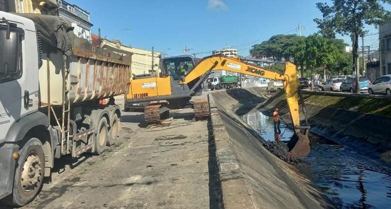 Limpeza em canal de Santos retira 420 toneladas de lixo