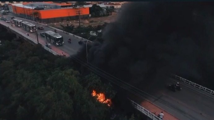 VÍDEO - Incêndio atinge área próxima da UPA de Guarujá