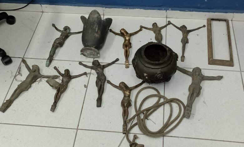 Guardas municipais recuperam peças furtadas de cemitério de Santos