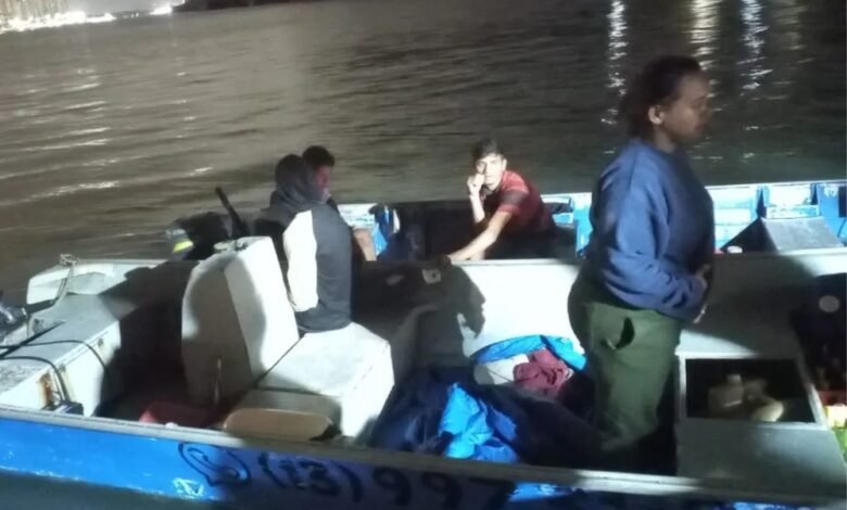 Casal é resgatado após desaparecer no mar