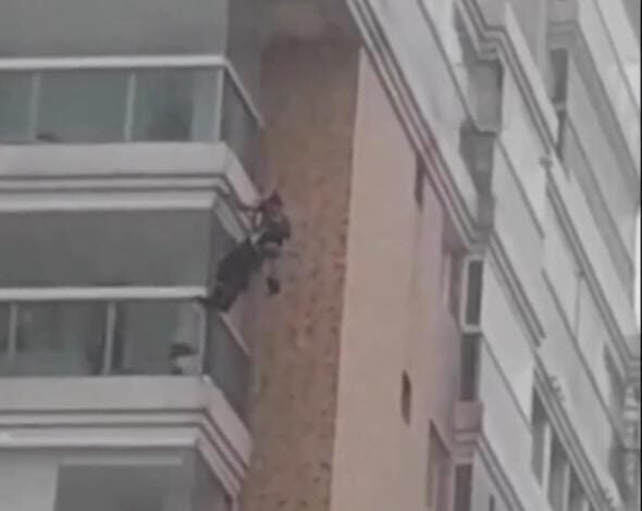 VÍDEO - Homem fica pendurado por corda em fachada de prédio