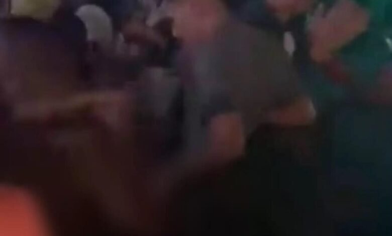 VÍDEO - Casal é flagrado fazendo sexo em festa universitária