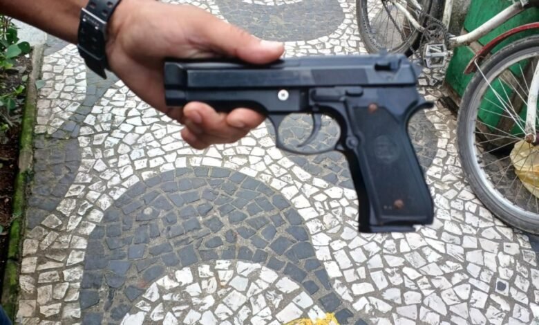 Menor é preso com simulacro de arma de fogo