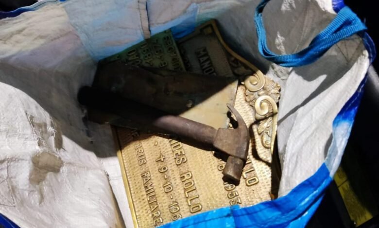 Dois homens são presos por furtos em cemitério