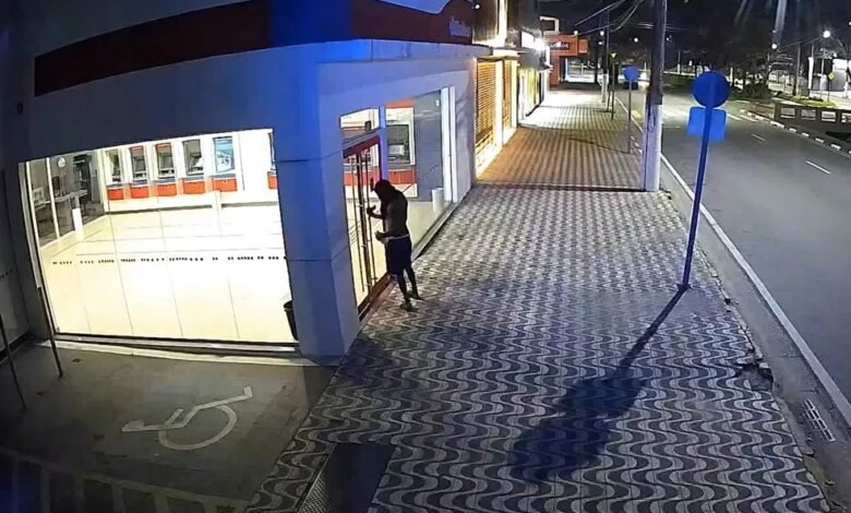 Homem é flagrado depredando comércio em Bertioga