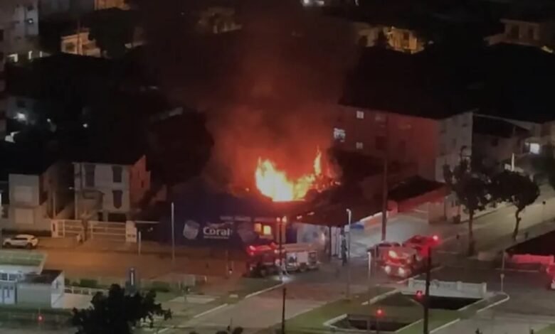 Incêndio atinge loja de materiais de construção em Santos