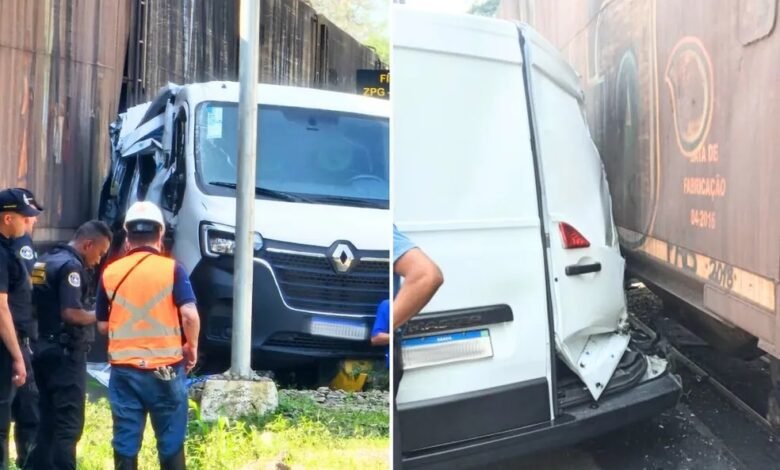 Furgão fica preso após bater em Trem