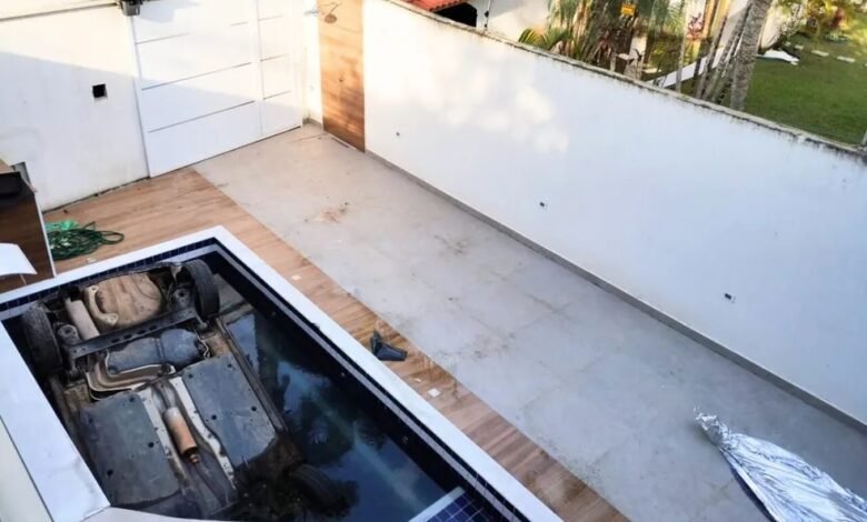 Jovem fica presa em carro e morre após veículo cair em piscina