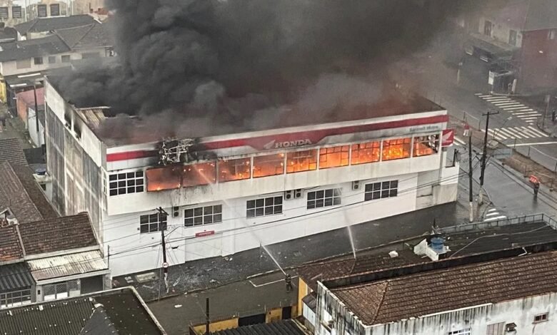 Incêndio atinge concessionária em São Vicente