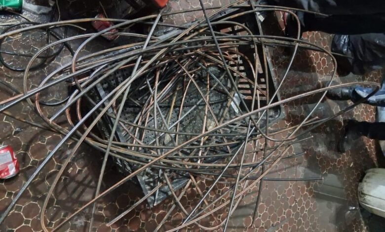 A Guarda Civil Municipal (GCM) deteve dois homens por crime de receptação de fios de cobre e encerrou as atividades de um ferro-velho, durante patrulhamento preventivo na madrugada desta quinta-feira (5), no Centro de Santos. Um grupamento da Rondas Ostensivas Municipais (Romu Oswaldo Justo) foi acionado via monitoramento do Centro de Controle Operacional (CCO), que visualizou dois indivíduos realizando furto de fios elétricos da estrutura utilizada pelos bondes, no trecho compreendido entre a Praça José Bonifácio e Rua Amador Bueno, que está inativo devido às obras do Veículo Leve sobre Trilhos (VLT); A equipe da GCM chegou ao local, mas os suspeitos já haviam se evadido. Os agentes municipais, então, se dirigiram até um ferro-velho localizado na Rua São Francisco. No local, encontraram no chão cerca de 34 quilos de fiação de cobre já fracionados e dois homens. Um deles é o responsável pelo estabelecimento e o outro operava um equipamento de corte de peças metálicas no momento da abordagem. Os indivíduos foram conduzidos para a delegacia de polícia onde foi constatado pela autoridade policial que o material apreendido faz parte da estrutura elétrica dos bondes turísticos. Os dois homens foram presos e responderão pelo crime de receptação e o estabelecimento intimado de imediato a encerrar as atividades por falta de alvará de funcionamento.