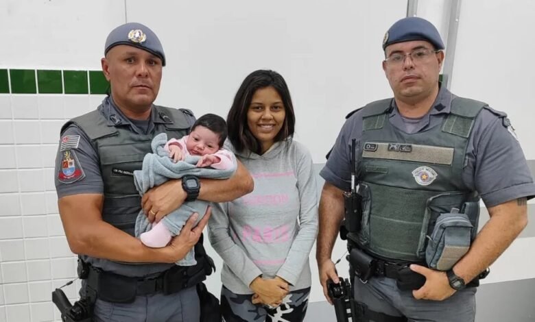 Bebê de duas semanas é salva por dois policiais militares