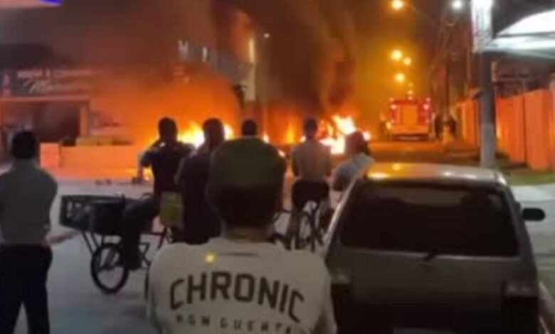 VÍDEO - Combustível de carro vaza e provoca explosões em rua do Litoral