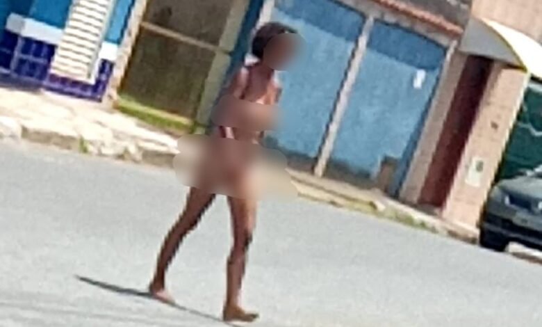 Mulher anda em rua sem roupa e choca moradores