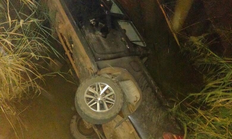 Motorista perde controle e cai em córregoMotorista perde controle e cai em córrego