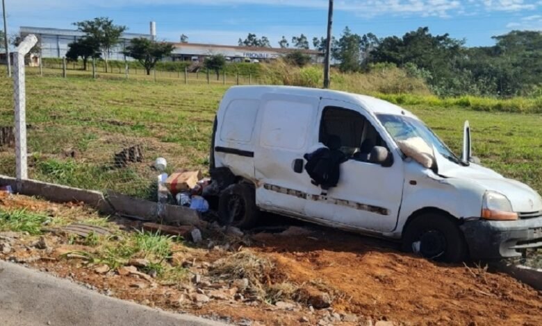 Motorista causa acidente e não presta socorro às vítimas.